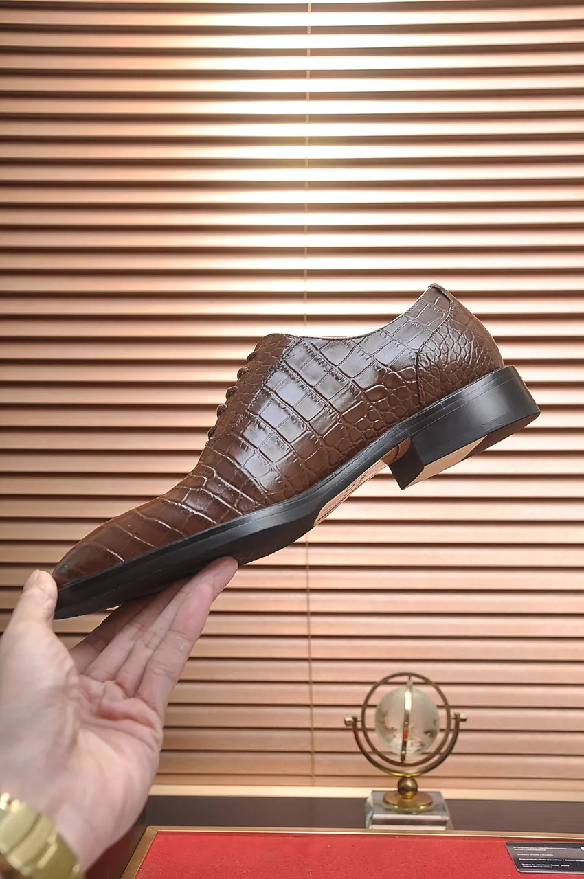 Men's shoes💰540💶Italy's top luxury men's shoe giant (GUCCI) (Gucci) (full cowhide lining) new arrival🍃Original European style🔰 Pleasant to the eye😍In order to make the shoes more durable and non-deformable🌀The production continues to follow traditional methods but there is still no lack of innovation💪Choose original sheepskin for the leather♻️ Smooth and natural And extra bright ⭐Made of imported cowhide, the first choice of rich people 38-45 (45 customized)